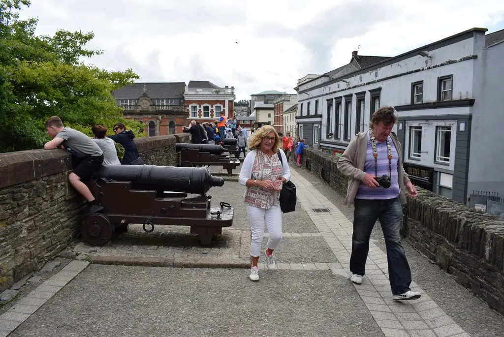 Derry city walls — representative visual of the plantation fortifications completed around the 1619 walled-city record, separated from the later Siege of Derry image.