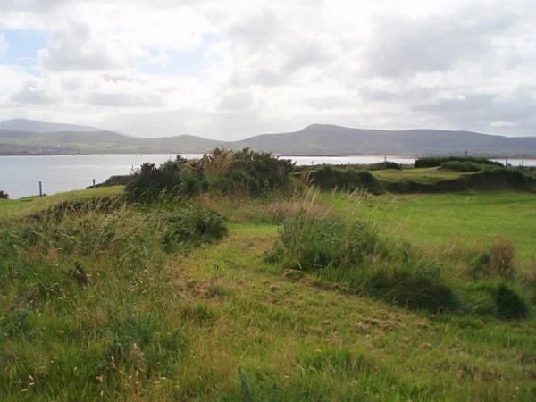 The fort at Dun an Oir (Fort del Oro) — representative context visual. Shown from the cited image source.