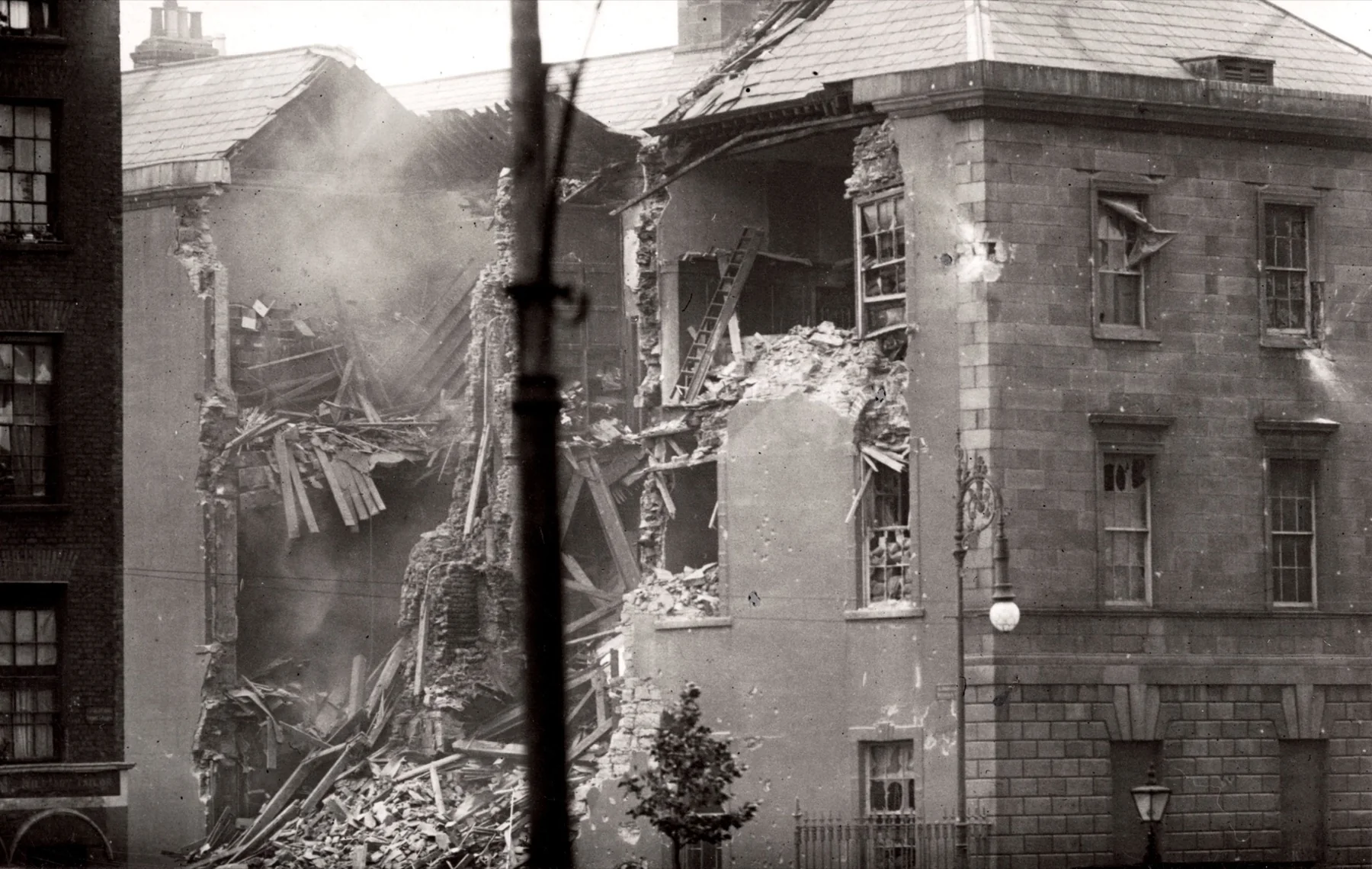Four Courts destroyed in 1922 — direct archive visual. Shown from the cited image source.